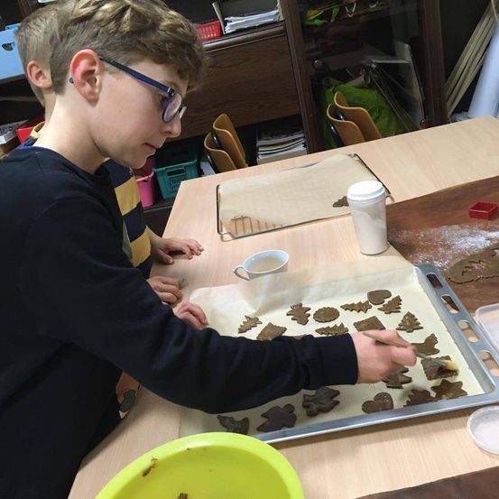 Bild enthält, Food, Sweets, Furniture, Table, Cookie, Person, Portrait, Dining Table, Glasses, Coffee Cup
