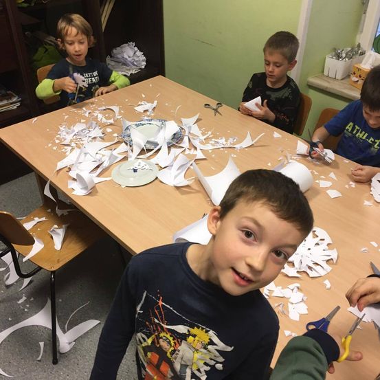 Bild enthält, Furniture, Table, Person, Student, Tabletop, Boy, Child, Male, Scissors, Dining Table