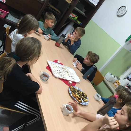 Bild enthält, Table, Dining Table, Dining Room, Boy, Child, Male, Person, Tabletop, Female, Girl