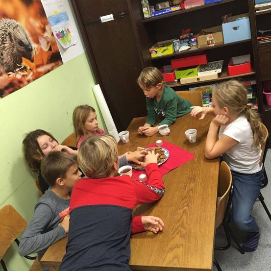 Bild enthält, Person, Student, Boy, Child, Male, Female, Girl, Table, People, Face