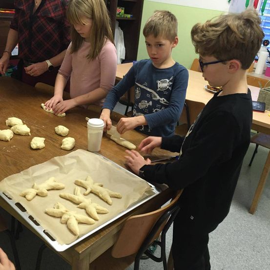 Bild enthält, Person, Boy, Child, Male, Adult, Man, Shop, Head, Face, Disposable Cup
