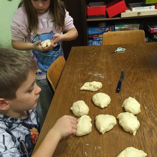 Bild enthält, Scissors, Boy, Child, Male, Person, Table, Female, Girl, Chair, Sweets