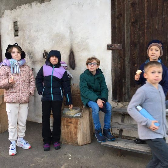 Bild enthält, People, Person, Pants, Boy, Male, Teen, Jeans, Family, Child, Portrait