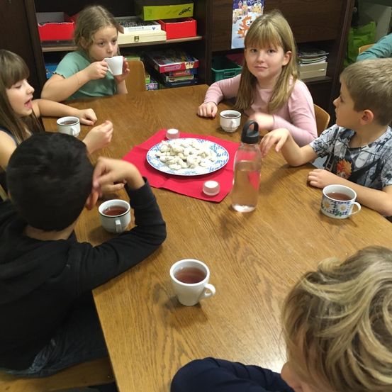 Bild enthält, Dining Room, Dining Table, Table, Lunch, Meal, Photography, Portrait, Cutlery, Spoon, Dish