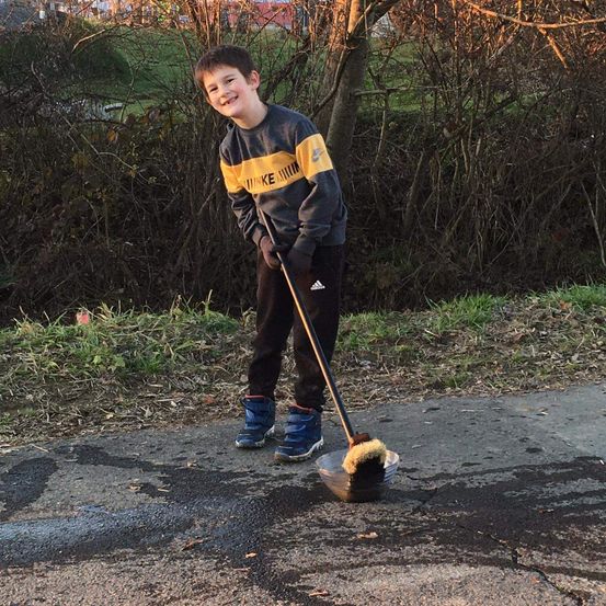 Bild enthält, Pants, Person, Photography, Portrait, Boy, Child, Male, Tree, Axe, Grass