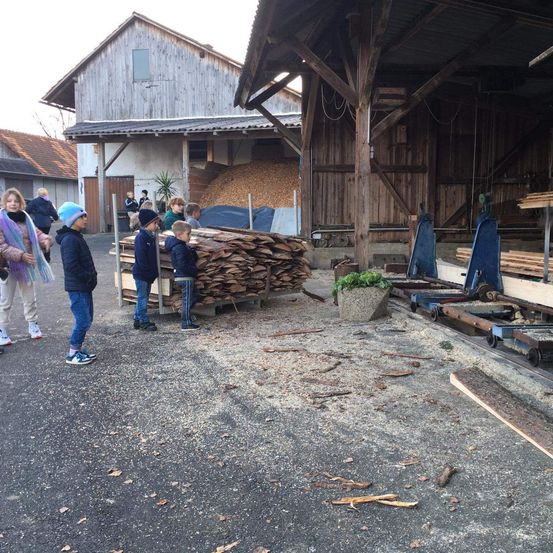 Bild enthält, Wood, Outdoors, Shelter, Nature, Countryside, Person, Coat, Rural, Village, Jeans