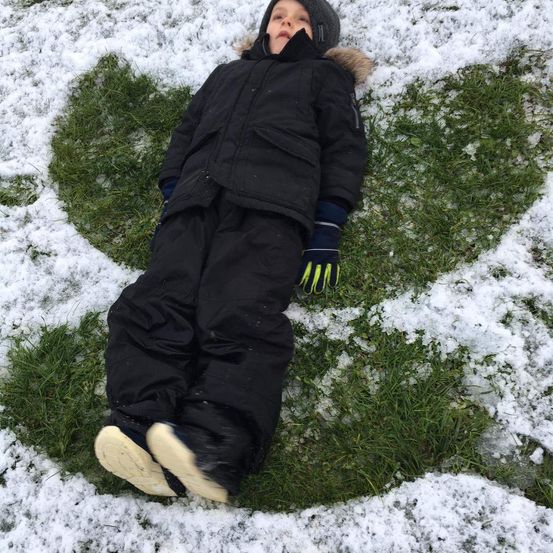 Bild enthält, Coat, Jacket, Person, Photography, Portrait, Glove, Grass, Hood, Outdoors, Vegetation