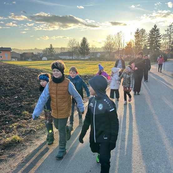 Bild enthält, People, Person, Hoodie, Photobombing, Adult, Female, Woman, Boy, Child, Male