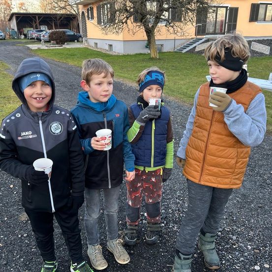 Bild enthält, Glove, Boy, Child, Male, Person, Outdoors, Jacket, Pants, Car, Disposable Cup