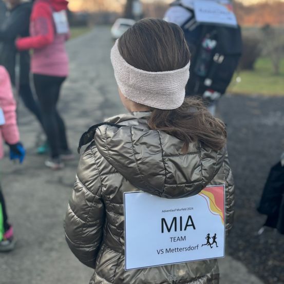 Bild enthält, Coat, Jacket, Person, Walking, Poster, Adult, Male, Man, Cap, Glove