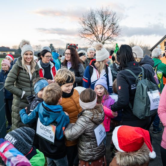 Bild enthält, Adult, Female, Person, Woman, Glove, Jacket, People, Boy, Child, Male