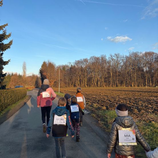 Bild enthält, Person, Walking, Boy, Child, Male, Adult, Female, Woman, Jacket, Jeans