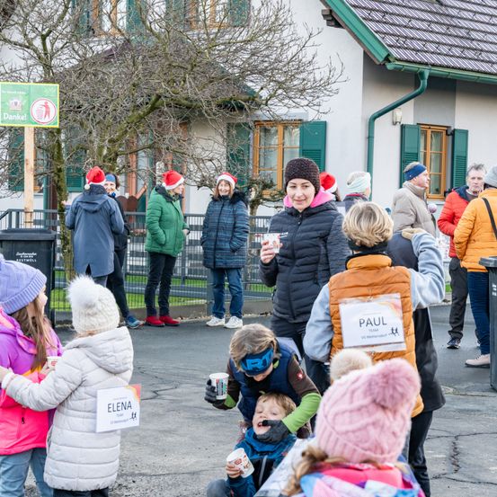 Bild enthält, Neighborhood, Jacket, Pants, Person, Child, Female, Girl, Adult, Woman, Hat