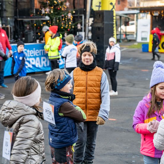 Bild enthält, Coat, Cap, Hat, Jacket, Glove, Boy, Child, Male, Person, Pants
