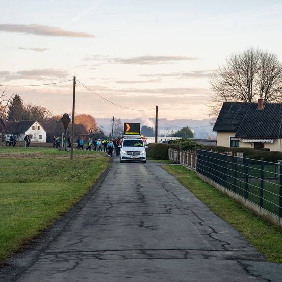 Bild enthält, Road, Tarmac, Adult, Male, Man, Person, Jeans, Car, Outdoors, Jacket