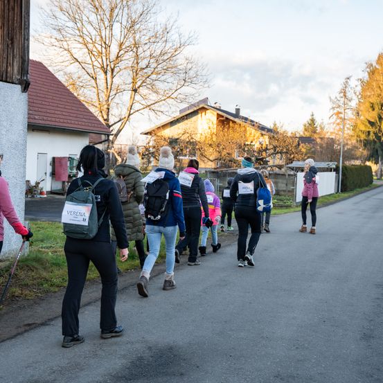 Bild enthält, Person, Walking, Adult, Female, Woman, Jeans, Shoe, Car, Coat, Jacket