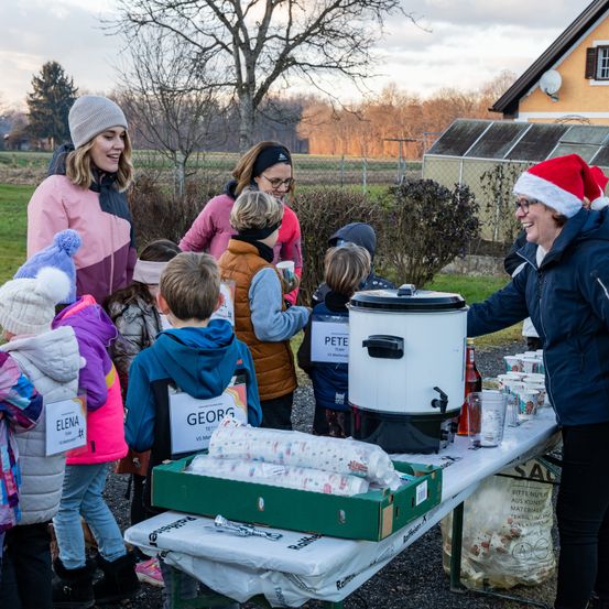 Bild enthält, Hat, Cap, Pants, Adult, Male, Man, Person, Boy, Child, Woman