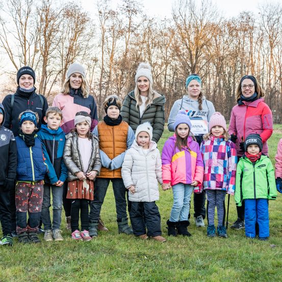 Bild enthält, People, Person, Pants, Grass, Park, Adult, Female, Woman, Coat, Jacket