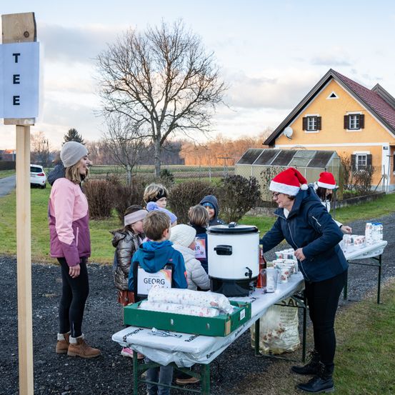 Bild enthält, Person, Boy, Child, Male, Car, Shoe, Jeans, Shelter, Jacket, Hat