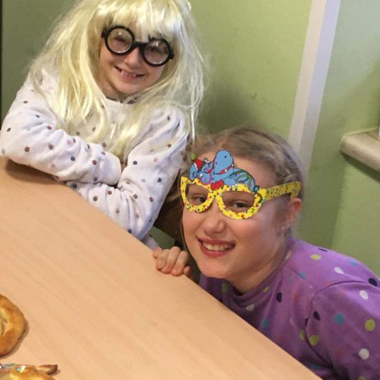 Bild enthält, Glasses, Person, Photography, Portrait, Dining Table, Table, Sunglasses, Child, Female, Girl