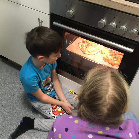 Bild enthält, Device, Cooking, Appliance, Electrical Device, Baking, Oven, Child, Female, Girl, Person