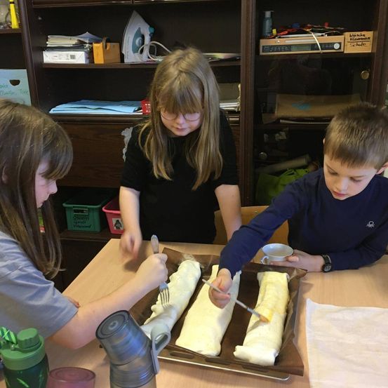 Bild enthält, Dining Table, Table, Boy, Child, Male, Person, Coffee Cup, Shaker, Head, Face