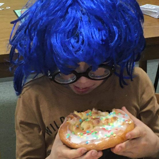 Bild enthält, Food, Sweets, Person, Hair, Face, Head, Bread, Blue Hair