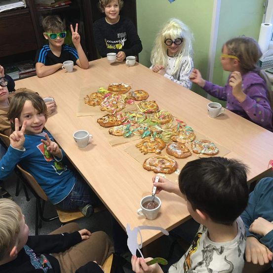 Bild enthält, People, Person, Dining Room, Dining Table, Table, Boy, Child, Male, Female, Girl