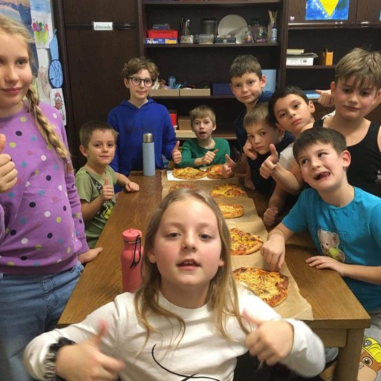 Bild enthält, Dining Room, Dining Table, Furniture, Table, Person, Portrait, People, Lunch, Meal, Child