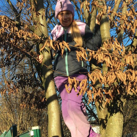 Bild enthält, Tree, Photography, Portrait, Vegetation, Coat, Jacket, Park, Woodland, Pants, Cap