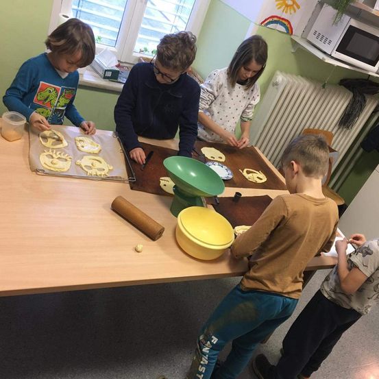 Bild enthält, Boy, Child, Male, Person, Furniture, Table, Face, Head