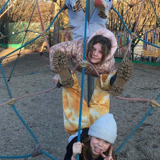 Bild enthält, Person, Portrait, Grass, Outdoors, Park, Outdoor Play Area, Play Area, Child, Female, Girl