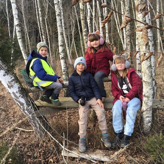 Bild enthält, Vegetation, Tree, Pants, Land, Woodland, Wilderness, Grove, Portrait, Coat, Jacket