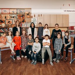 Bild enthält, Groupshot, Person, People, Shoe, Boy, Child, Male, Adult, Man, Woman