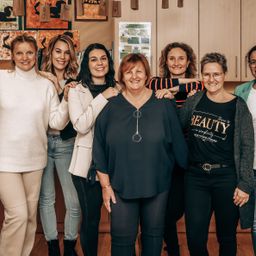 Bild enthält, Groupshot, Person, Face, Smile, Adult, Female, Woman, Coat, Jeans, Shoe