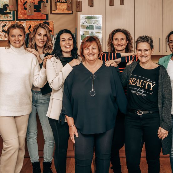 Bild enthält, Groupshot, Person, Face, Smile, Adult, Female, Woman, Coat, Jeans, Shoe