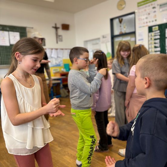 Bild enthält, Person, Boy, Child, Male, Adult, Female, Woman, Wood, Shoe, Face