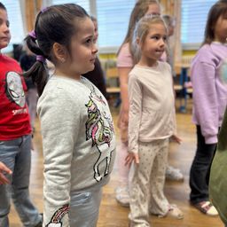 Bild enthält, Wood, Hardwood, Long Sleeve, Shoe, Floor, Flooring, Pants, Child, Girl, Person