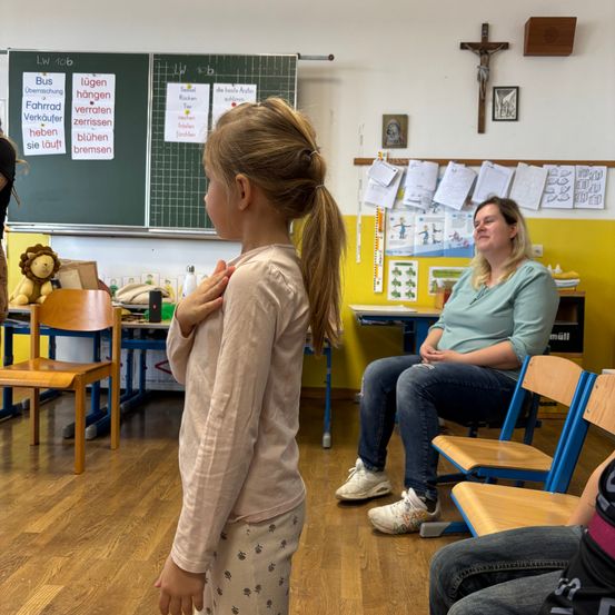 Bild enthält, Child, Female, Girl, Person, Adult, Woman, Jeans, Shoe, Student, Boy