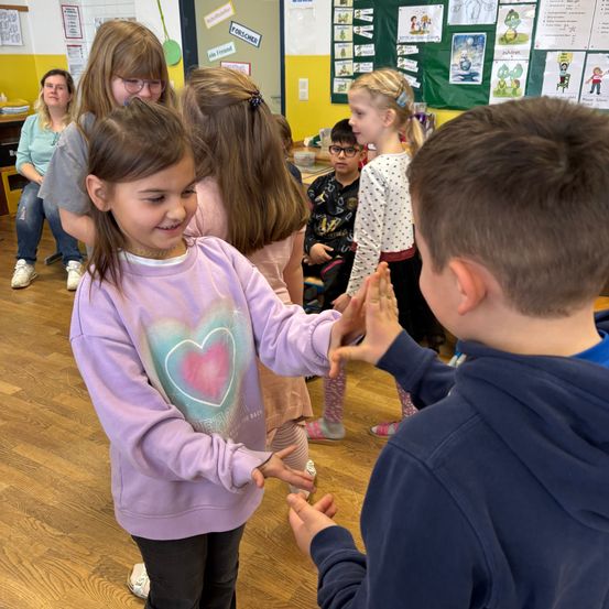 Bild enthält, Wood, Boy, Child, Male, Person, Female, Girl, Kindergarten, Hardwood, Jeans