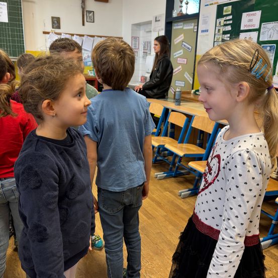 Bild enthält, Adult, Female, Person, Woman, Jeans, Boy, Child, Male, Girl, Shoe