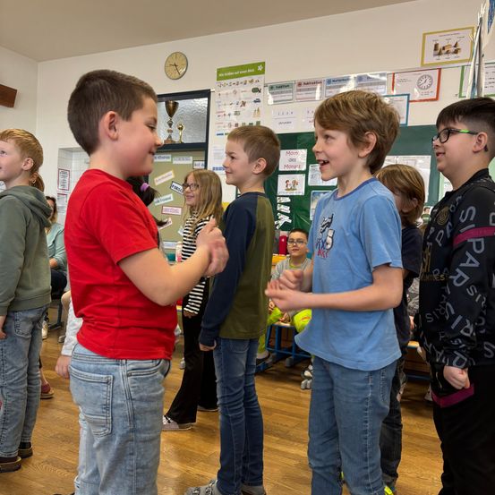 Bild enthält, Pants, Jeans, Boy, Child, Male, Person, Wood, Floor, Flooring, Shoe