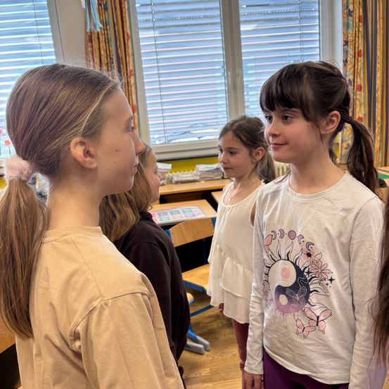 Bild enthält, Person, Female, Girl, Teen, Child, Face, Head, Necklace, Shoe, Student