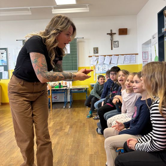 Bild enthält, Person, Pants, Boy, Child, Male, Adult, Female, Woman, Shoe, School