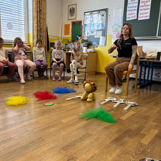 Bild enthält, Floor, Flooring, Wood, Hardwood, Interior Design, Person, Child, Female, Girl, Living Room