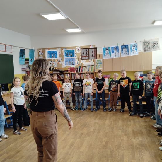 Bild enthält, School, Adult, Female, Person, Woman, Jeans, Pants, Classroom, Shoe, Face