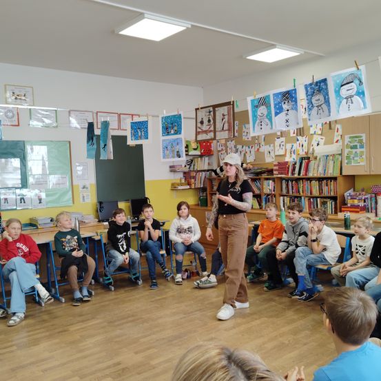 Bild enthält, Building, School, Boy, Child, Male, Person, Shoe, Classroom, Face, Head