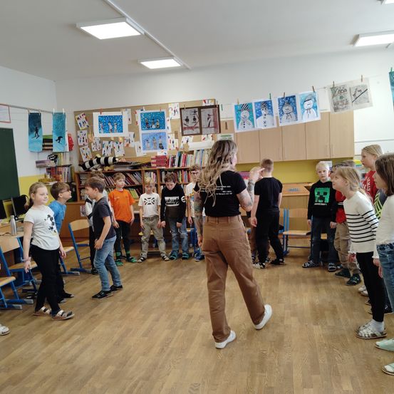 Bild enthält, Building, School, Adult, Female, Person, Woman, Jeans, Classroom, Shoe, Face