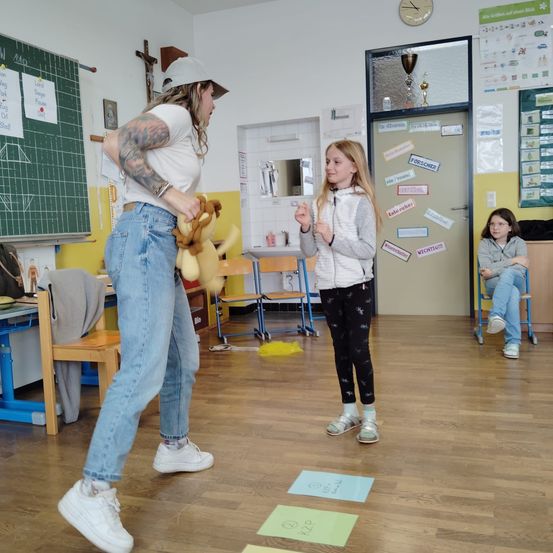 Bild enthält, Pants, Floor, Flooring, Wood, Jeans, Hardwood, Person, Interior Design, Shoe, Dancing