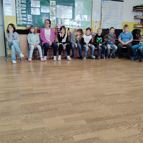 Bild enthält, Floor, Flooring, Wood, Pants, Hardwood, Person, Adult, Female, Woman, Child